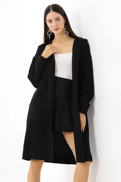 سترة صوفية نسائية سوداء فضفاضة بغطاء للرأس وجيوب طويلة