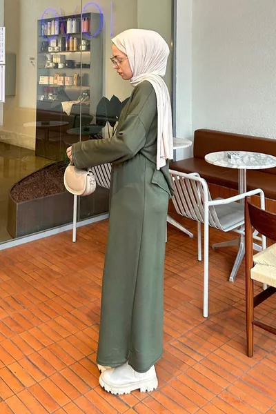 طقم بتنانير كريستالية باللون الأخضر الداكن