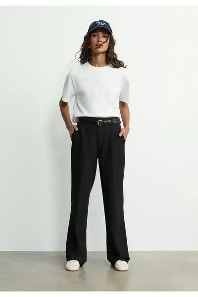 Gestrikte en vallende straight fit stoffen broek