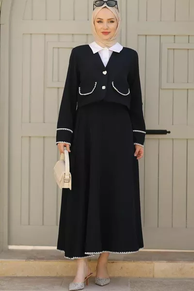 طقم مع تنورة مفصل بالتطريز