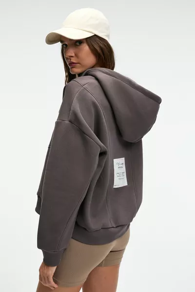 كنزة نسائية من VYSELLE بسحّاب معدني أمامي وغطاء رأس، بتفاصيل علامة تجارية، حجم واسع، باللون الرمادي الغامق