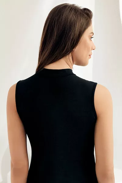 قميص نسائي أسود بدون أكمام بياقة سلحفاة من ليكرا 