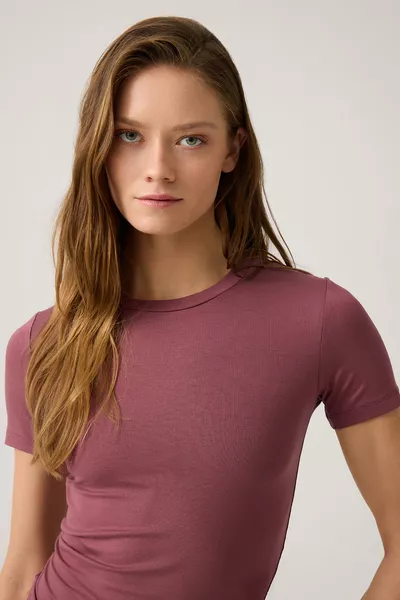 x Melodi Burgundy Body-Fitting T-Shirt Short Fitted