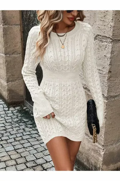 Strickkleid mit Rundhalsausschnitt und geflochtenen Haaren-Detail