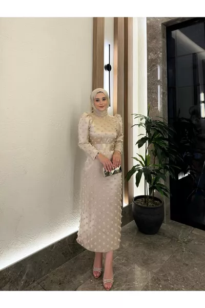 Robe de soirée crayon beige perle pour hijab