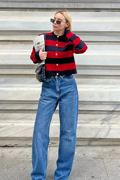 Червена дамска жилетка с дебели райета