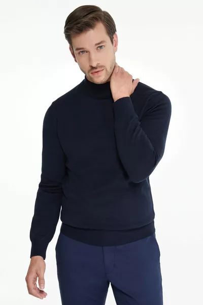 كنزة رجالية صوفية نصف بولو برقبة عالية باللون الأزرق الداكن بقصة معتدلة