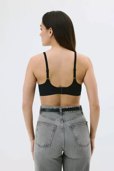 Сутиен без банел и шевове с лазерно отстраняеми подложки  Черен