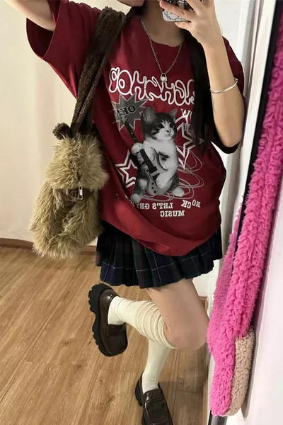 Bordeauxkleurig T-shirt voor iedereen met spelende gitaarkat