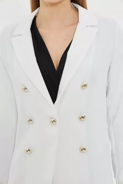 سترة نسائية بأزرار بيضاء 