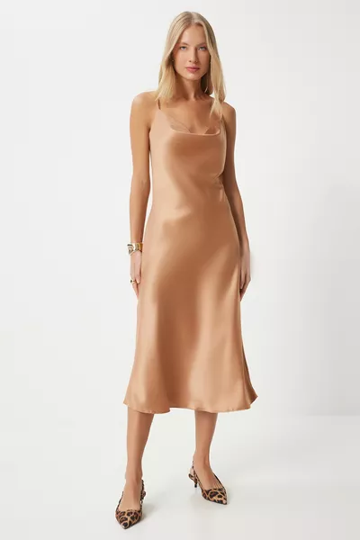 فستان نسائي من الساتان بياقة كاراميل مزيّنة 