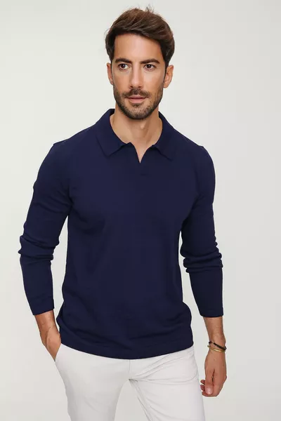 Мужской темно-синий тонкий трикотажный свитер Reddington с длинными рукавами и воротником-поло 