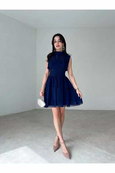 Massimo Modell mit Drapierung, Stehkragen, ärmellos, mini, Reißverschlussverschluss, Chiffon, Kleid mit asymmetrischem Rockdetail