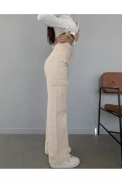 بنطال جينز بقصة واسعة عند الكاحل للنساء، بخصر عالٍ ولون بيج، كارجو