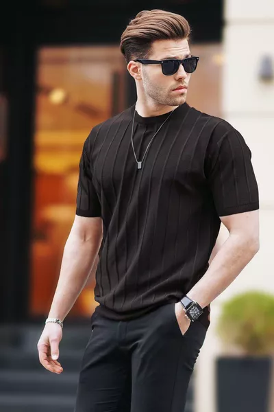 Мужская черная футболка 