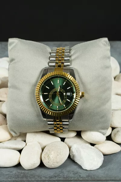 ساعة معصم رجالية معدن ذهبي، الجزء الداخلي للعلبة، إطار أخضر، سوار ذهبي، ساعة يومية أنيقة