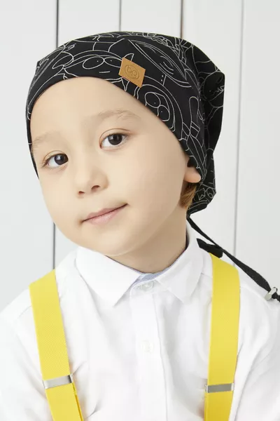 Мъжка детска шапка бини тип буф с черен меланж и фигурални детайли, подходяща за 4 сезона - мека, от естествен памук