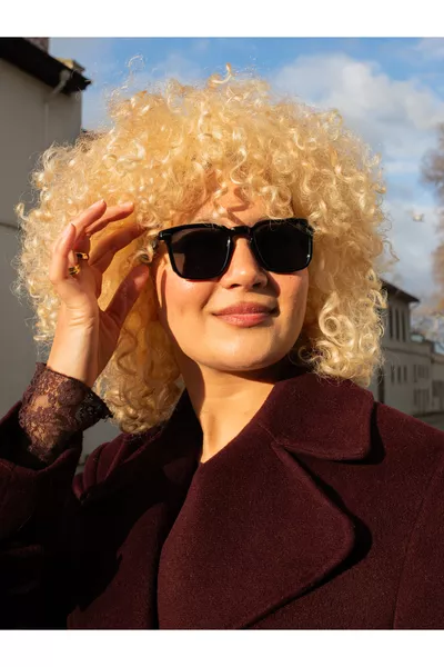 Occhiali da sole unisex con vetro nero e montatura nera 