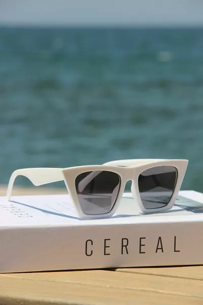 Damen-Sonnenbrille mit schwarzem Glas und weißem Rahmen, UV-ultraviolett geschützt