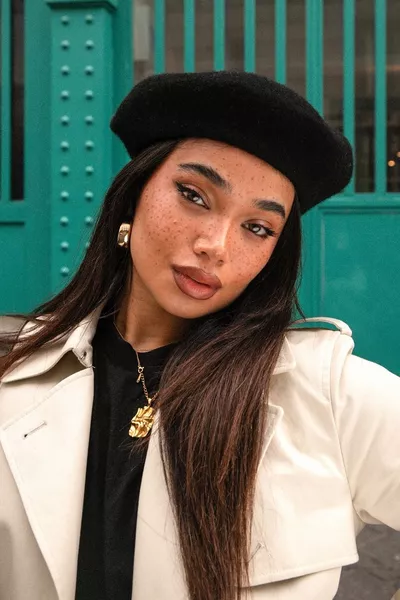 قبعة صوفية سوداء من أفخر الصوف الأسترالي للفنان الفرنسي