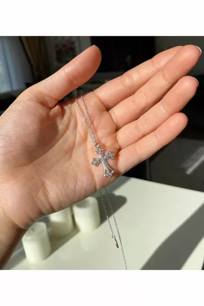 قلادة صليب بحجر الزركون الفولاذي