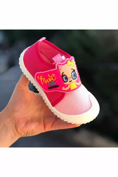 حذاء روضة للأطفال بفو محشوة، نعل ناعم غير قابل للانزلاق، وحذاء رياضي برباط لاصق للروضة