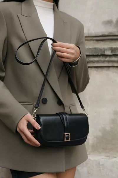 Borsa con Tracolla Incrociata Nera con Fibbia da Donna