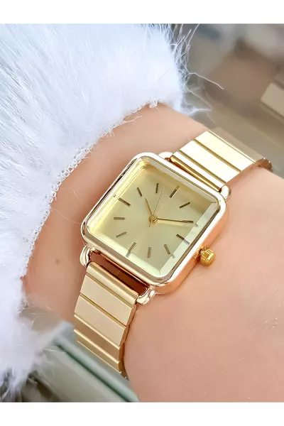 ساعة يد في علبتها الخاصة