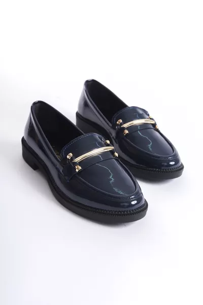 حذاء لوفر نسائي أزرق داكن أنيق بتصميم خاص وتفاصيل مشبك