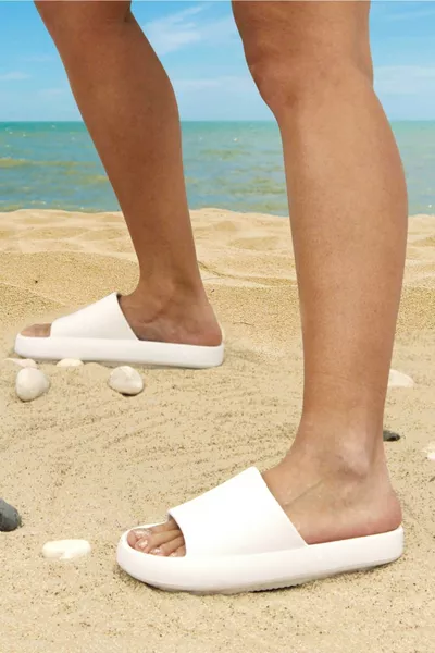 Tongs de plage, piscine et mer pour femme blanche