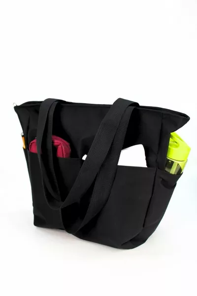 Спортна черна чанта с голямо отделение и дълга дръжка...