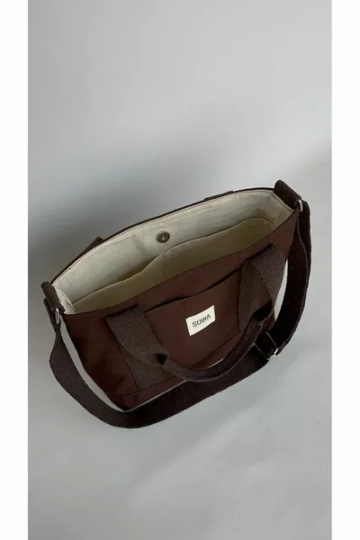 حقيبة قماشية بالقهوة بكبسة، حقيبة كتف وإ يد نسائية قابلة للتعديل، الأبعاد: ارتفاع  سم، عرض  سم، عمق  سم