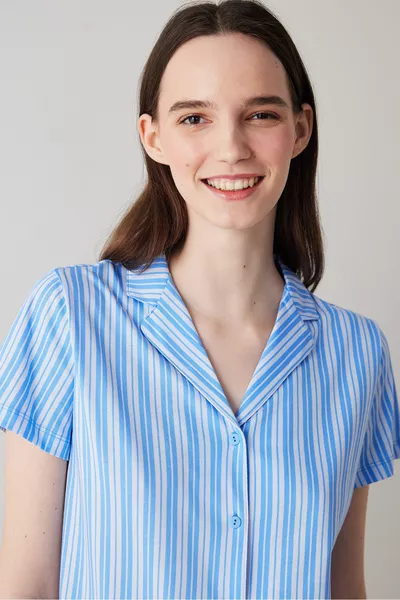 خطوط زرقاء زر أسفل قميص السراويل بيجامة مجموعة