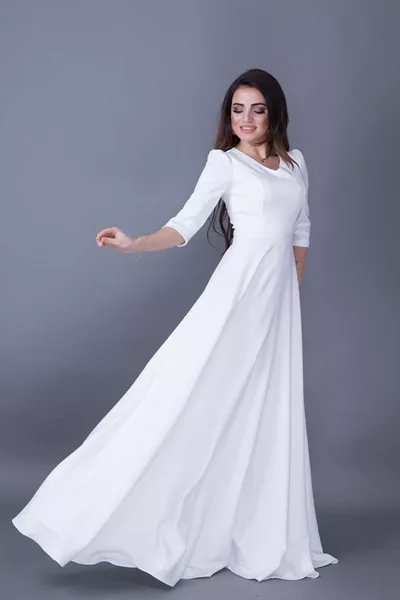 Weißes ausgestelltes Abendkleid mit V-Ausschnitt und 3/4 Ärmeln aus fließendem Stoff in Maxilänge