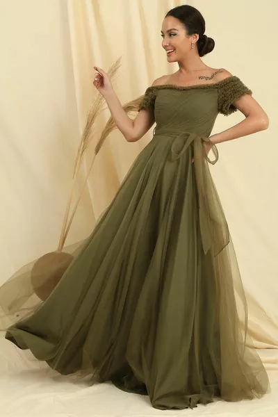 Langes Tüllkleid mit Gürtelfutter mit Rüschenausschnitt und Ärmeln