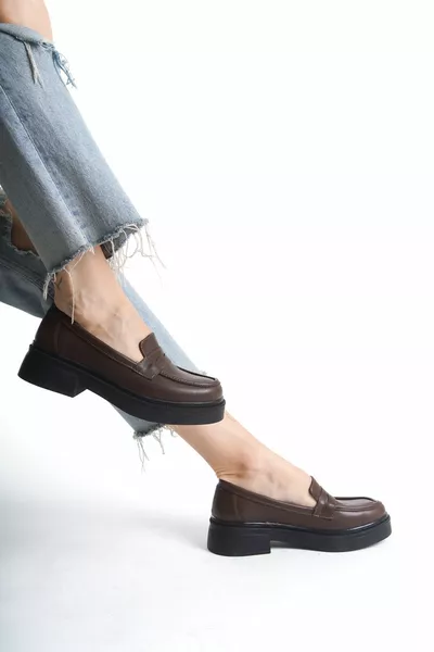 نسائي بني عارضة حذاء كعب قصير