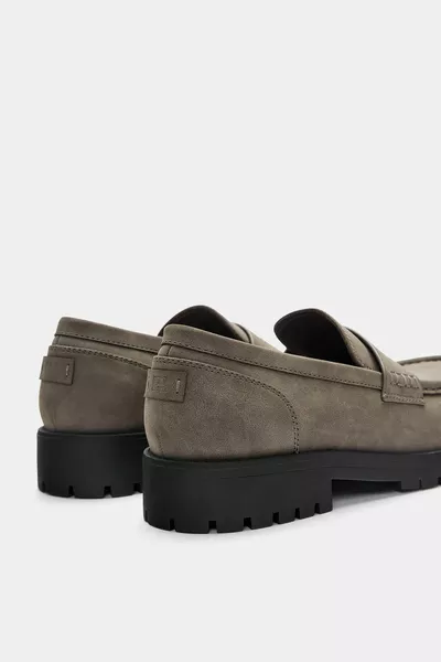 Mocassins détaillés