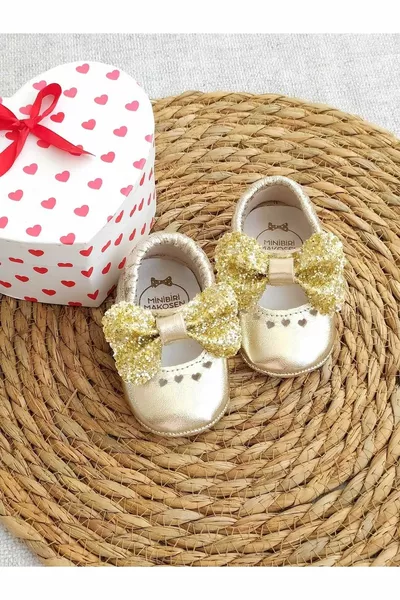 Une princesse modèle or couleur bébé fille cuir mocassins bottines