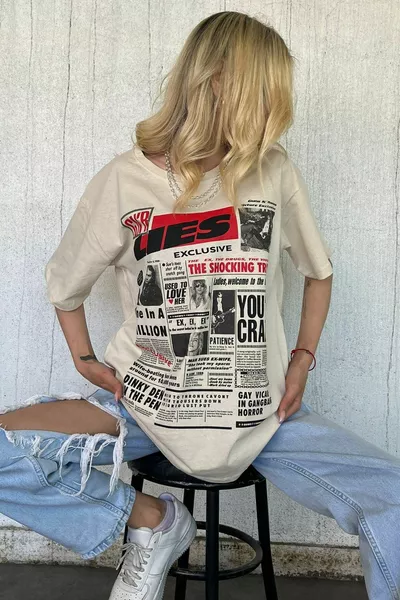 Бежевая спина с принтом поверх облегающей женской футболки 