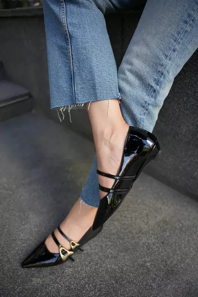 Viky Black Лачена двойна лента Златна закопчалка Детайлни дамски балетни балетки