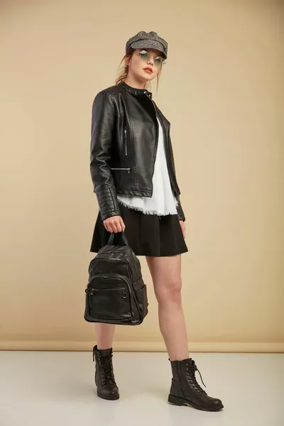 Schwarzer Damenrucksack mit acht Fächern 