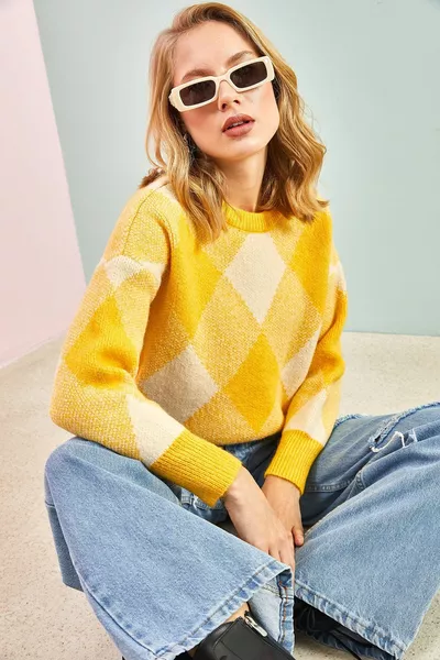 Женский трикотажный свитер с квадратным рисунком