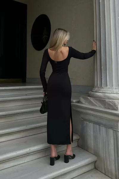 Макси рокля с ниско деколте с ниско деколте с процеп