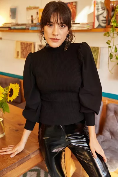 بلوزة سوداء بأكمام بالون للسيدات 