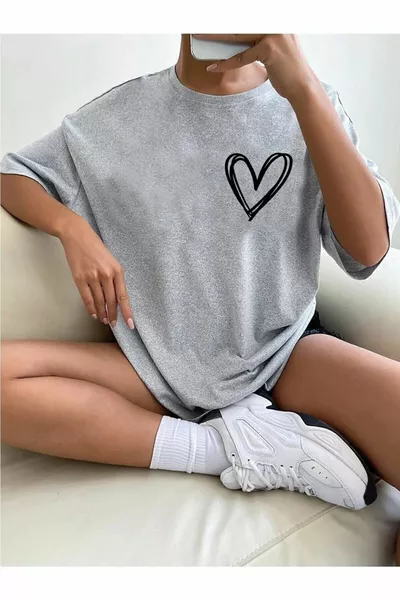 Minimalistisches Oversize-T-Shirt mit Herzdruck.