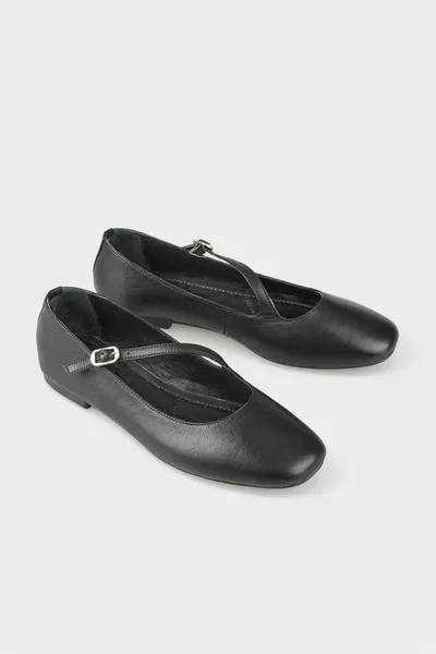 أحذية نسائية جلدية سوداء