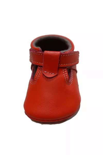 الخطوة الأولى الجوارب الحمراء الطفل