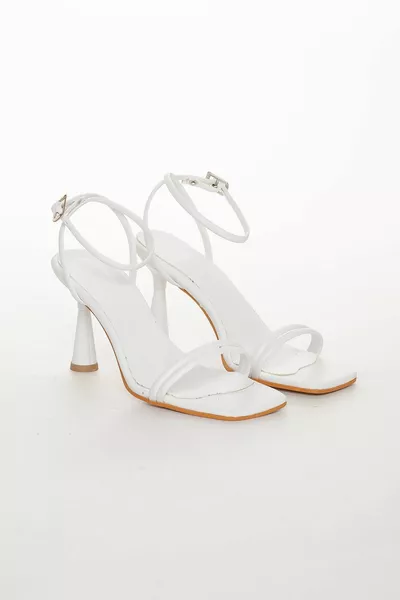 Дамски бели летни токчета на токчета