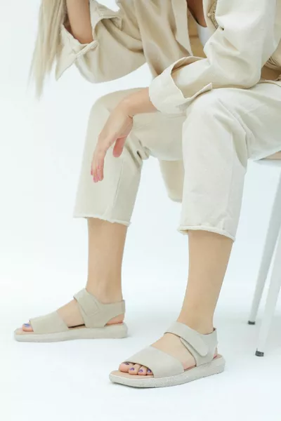 فيورا صنادل جلد طبيعي نسائية 