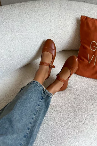 Jordy Tan Matte Belt Dettagliato Base Piatta Ballerine Da Donna